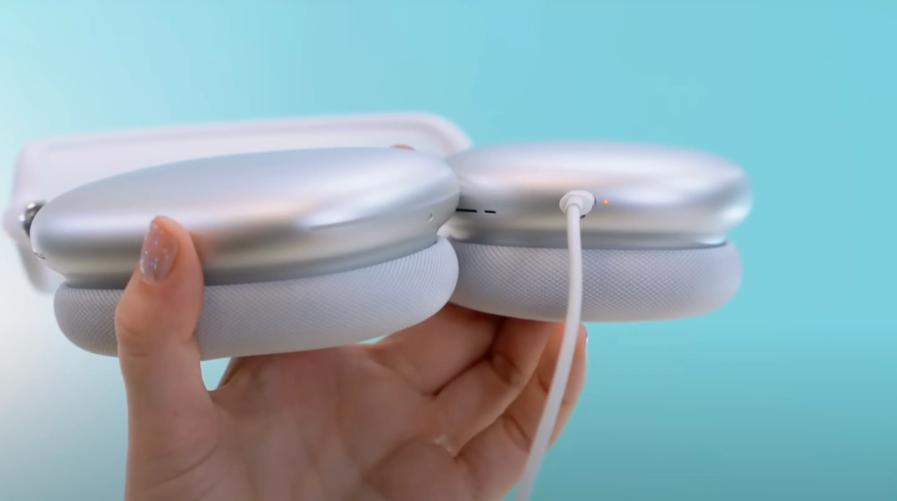 Xem nhanh lượng pin bằng đèn báo hiệu trên Airpods Max